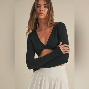 🆕🤍BLACK TWISTY TOP